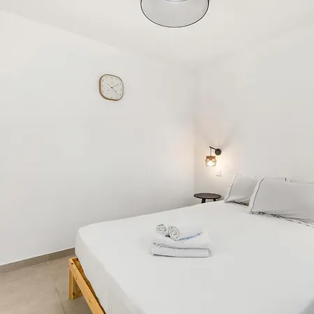 7 Min Walk To The Sea, Free Parking, 3 Ac, Garden Villa Niza
